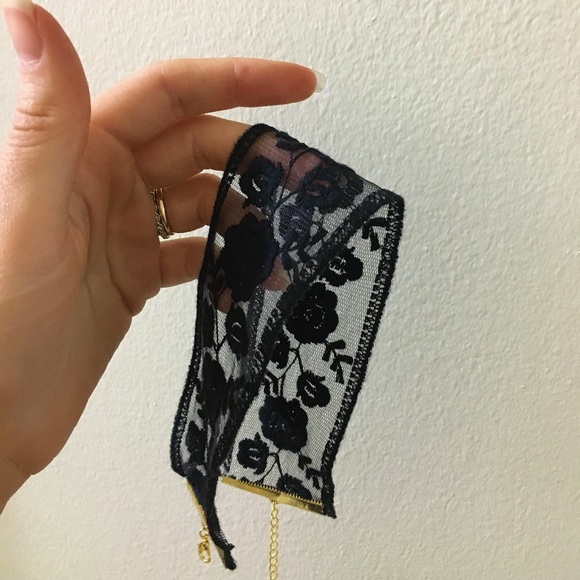 Silhouette Floral Lace Choker - Picture 2 of 2